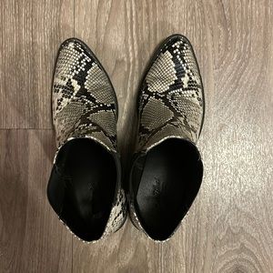 Snakeskin booties by Universal Thread is woman’s size 6
